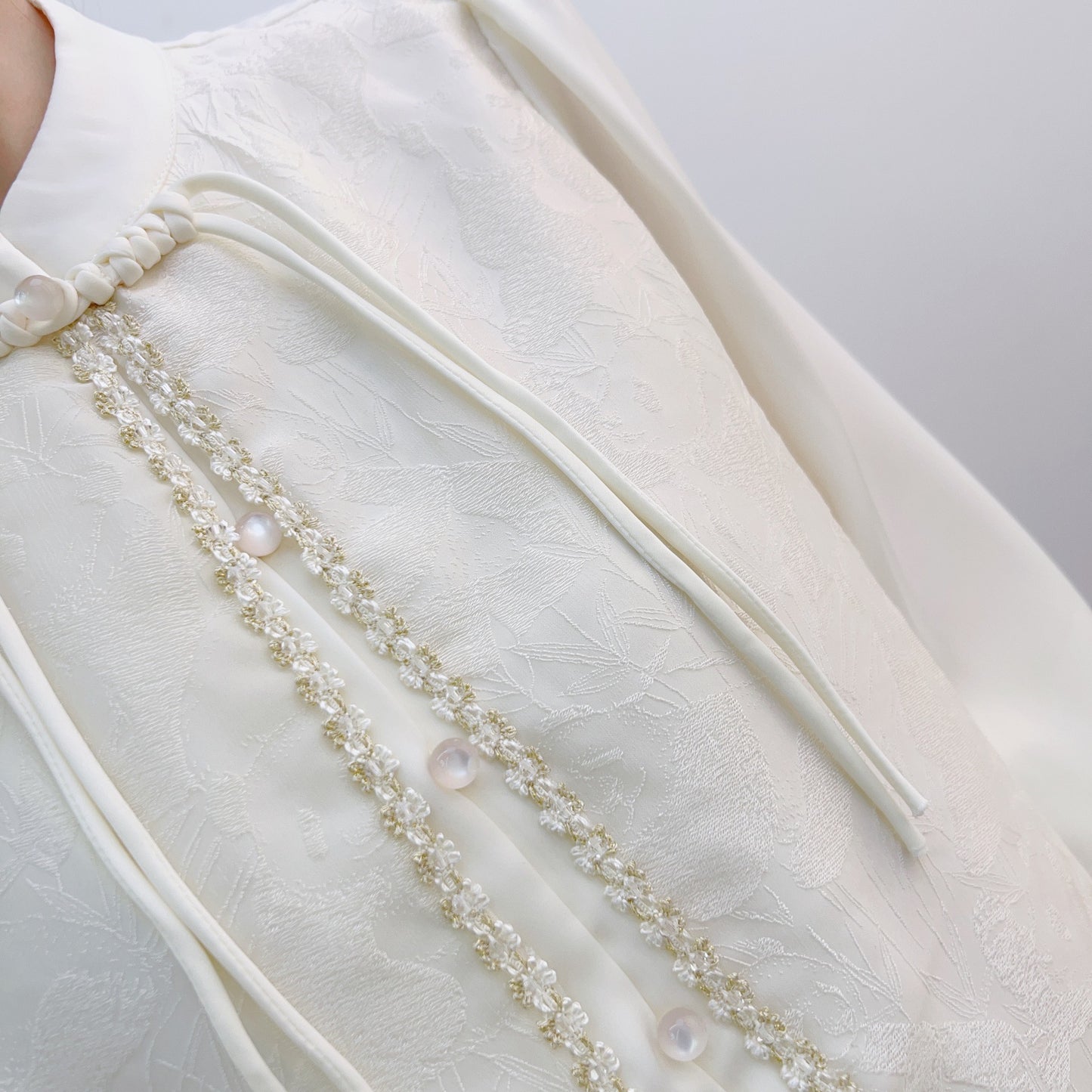 Dame Elegant Bluse med kunstnerisk Perleudsmykning og romantisk Rødsøm Stilla