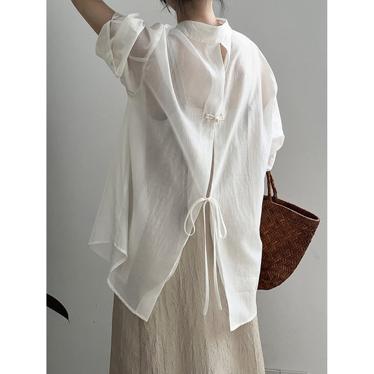 Dame afslappet bluse med dekorativt bindebånd og innovativ detalje på ryggen Stilla