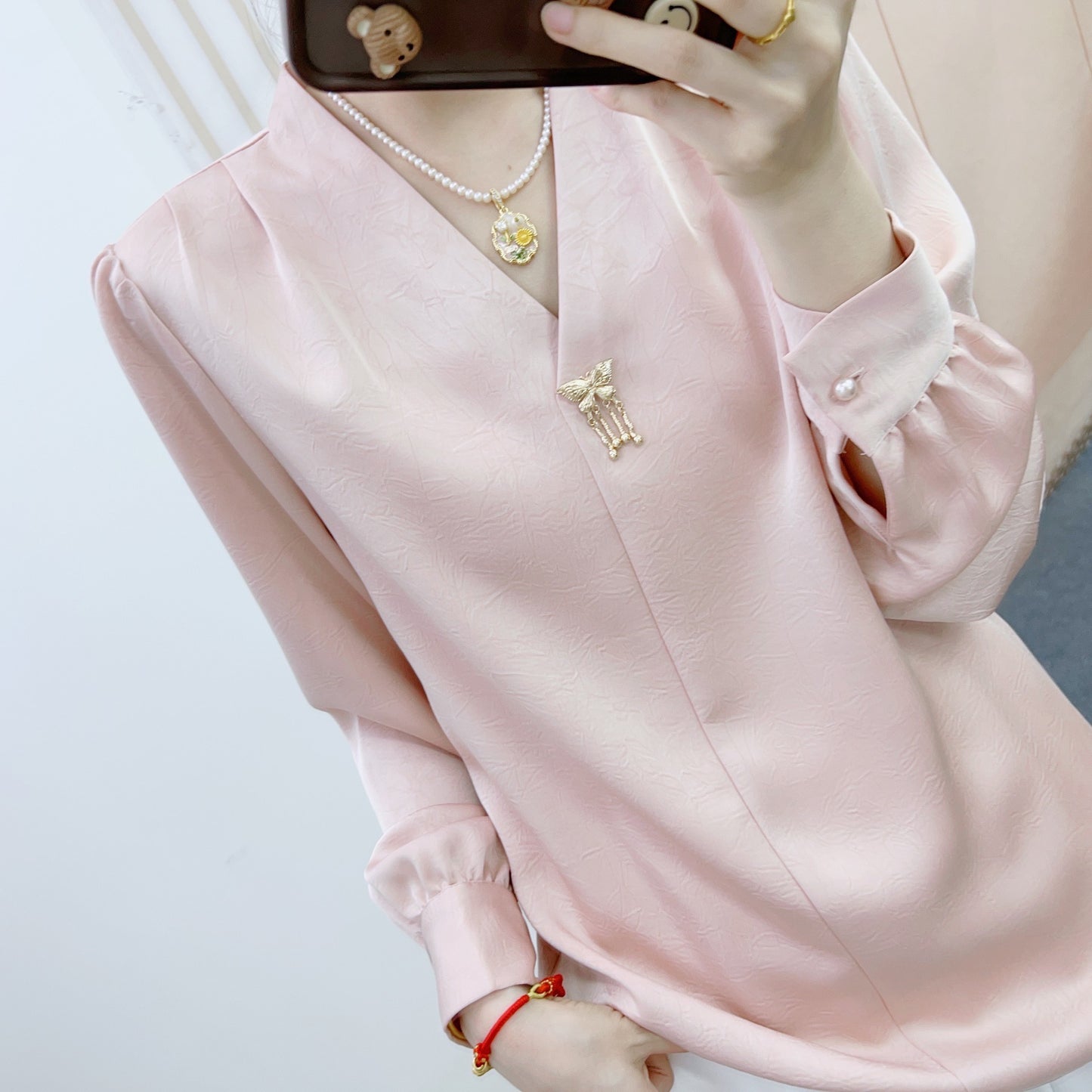 Dame elegant bluse med V-udskæring og dekorative pufærmer Stilla