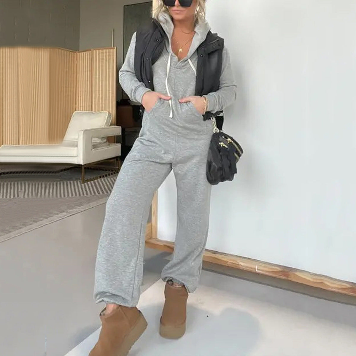 Dame behagelig hoodie-jumpsuit med dyb v-udskæring og snøre Stilla