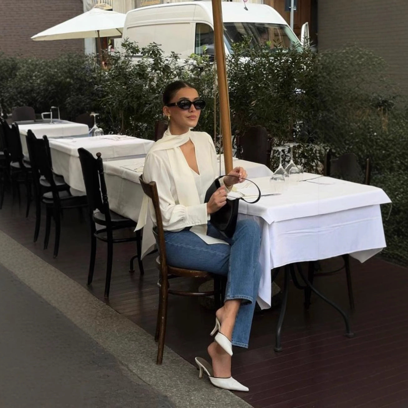 Dame elegant bluse med smal krave og stilfuld slids Stilla