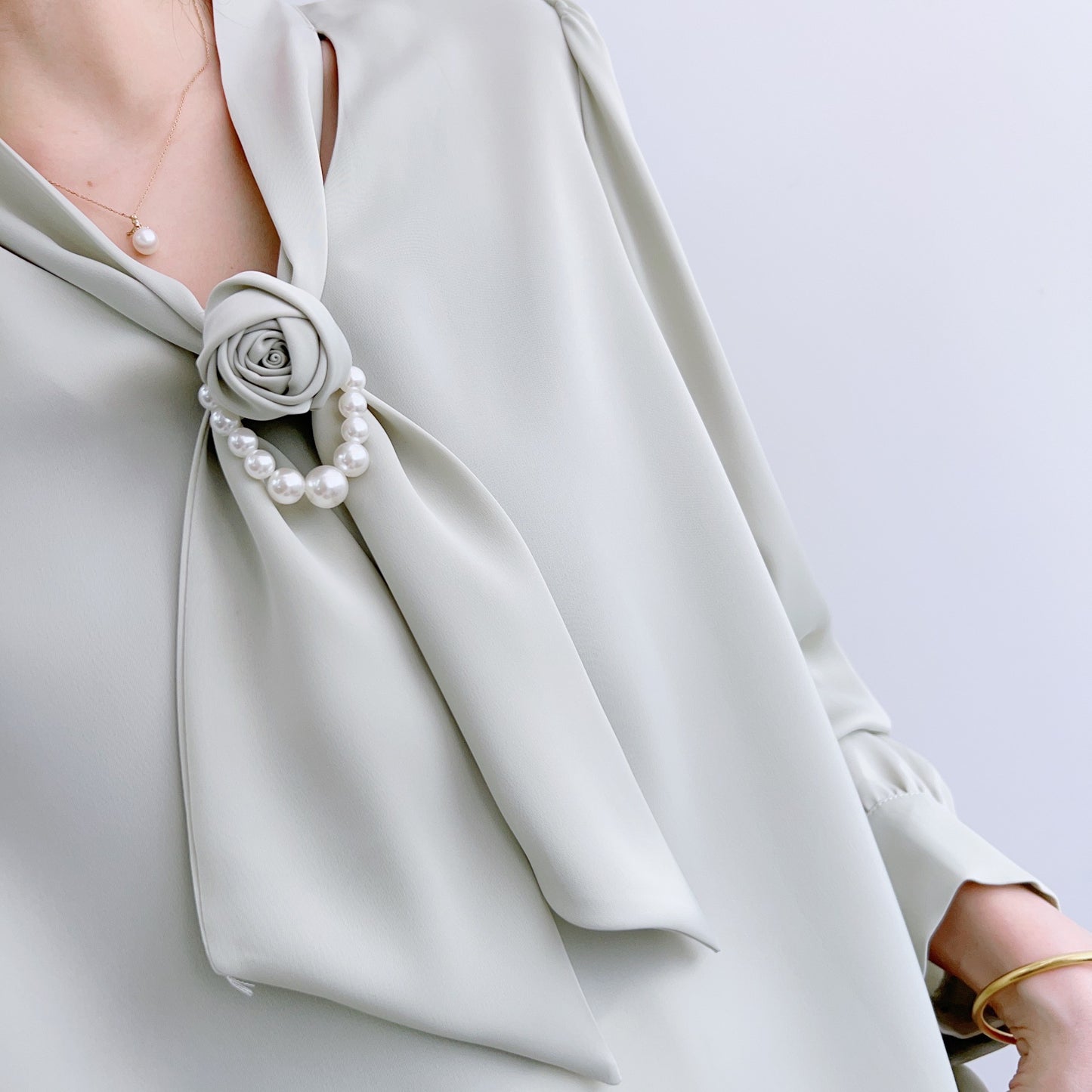 Dame elegant bluse med sløjfe-detalje og perle-accessorie Stilla
