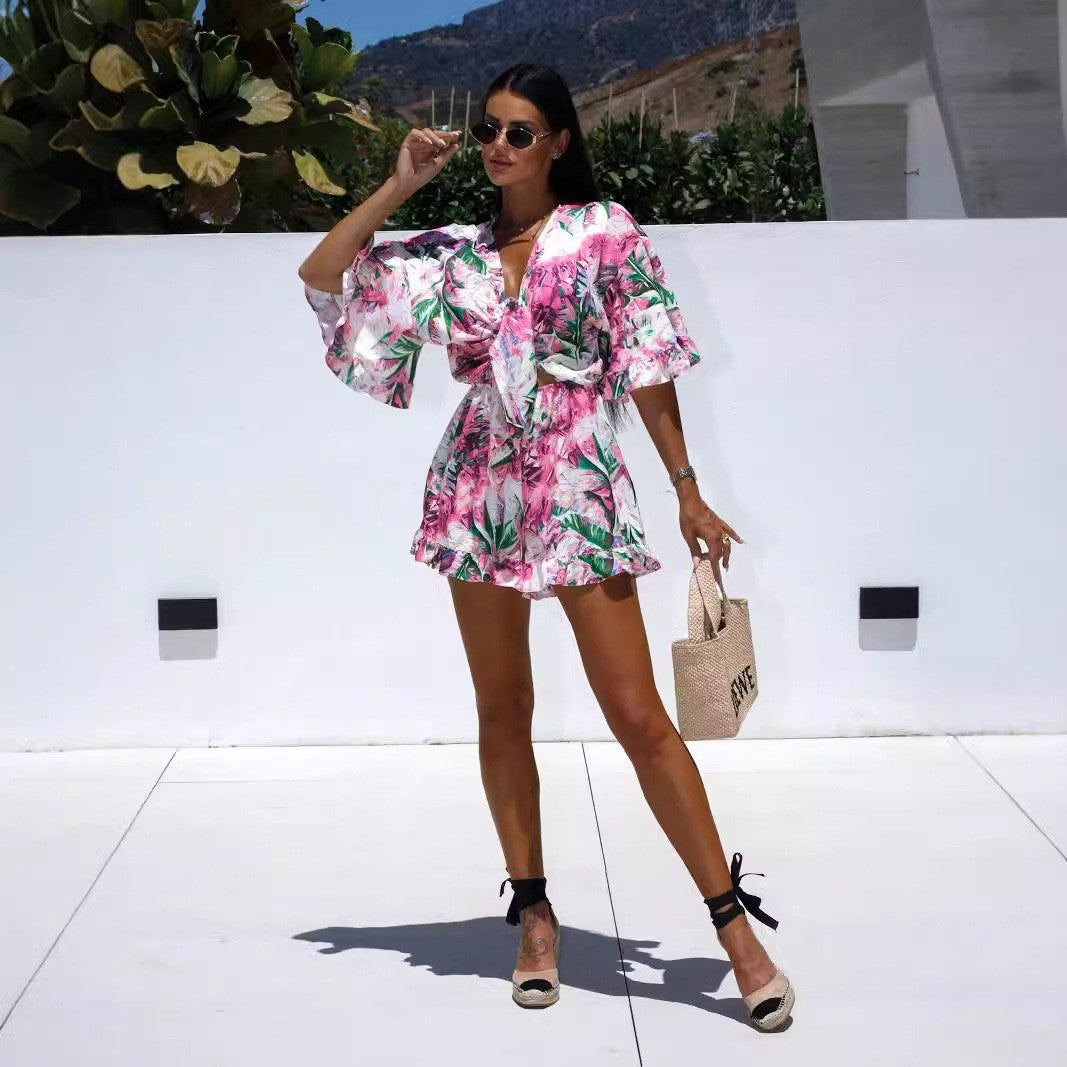 Dame kortærmet jumpsuit med blomsterprint og flæse detaljer Stilla