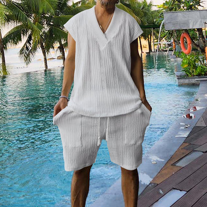 Herrer afslappet sommer-outfit med V-udskæringer og brede shorts Stilla