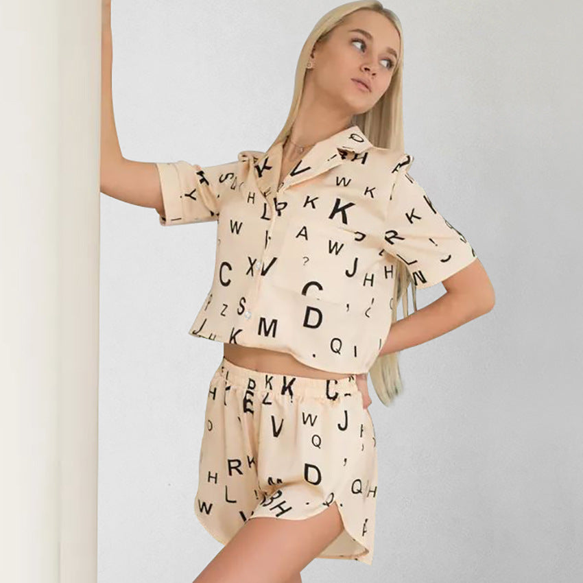 Dame Cropped Pyjama-sæt med alfabetisktryk og elastisk talje Stilla