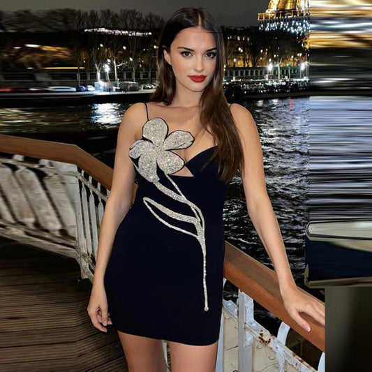 Dame elegant aftenkjole med glitrende blomsterapplikation Stilla