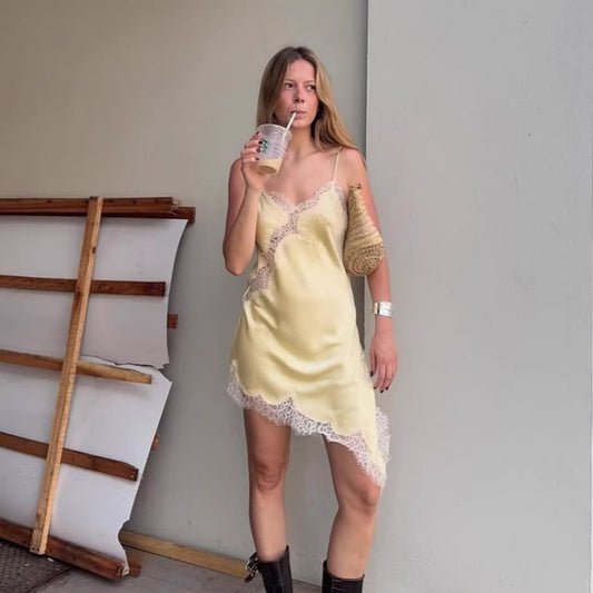 Femme Asymmetrisk Natkjole med Spidsbesætning Stilla