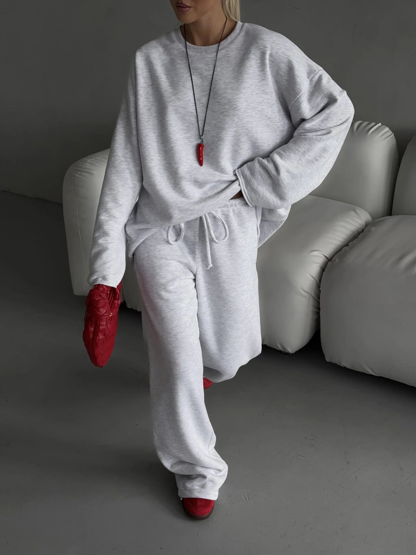 Dame afslappet lounge-sæt med oversized sweater og komfortable bukser Stilla