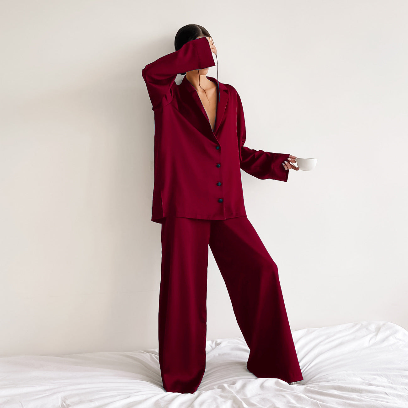 Dame Satin Pyjama-sæt med elegant V-udskæring og brede ben Stilla