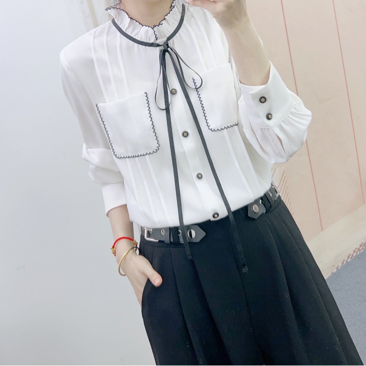 Dame elegant bluse med flæsedetaljer og fashionable bindebånd Stilla