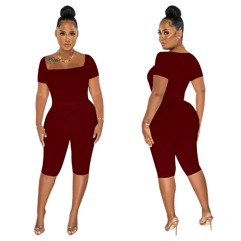 Dame figurtilpasset jumpsuit med off-shoulder design og knælang skæring Stilla