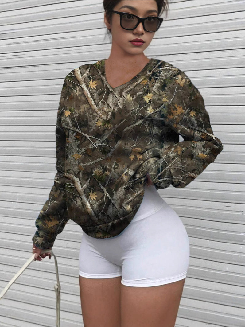 Dame afslappet langærmet skjorte i camouflage-design med V-udskæring Stilla