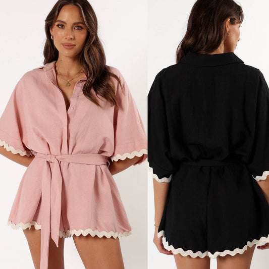 Dame kort jumpsuit med elegant krave og dekorativt bindebælte Stilla
