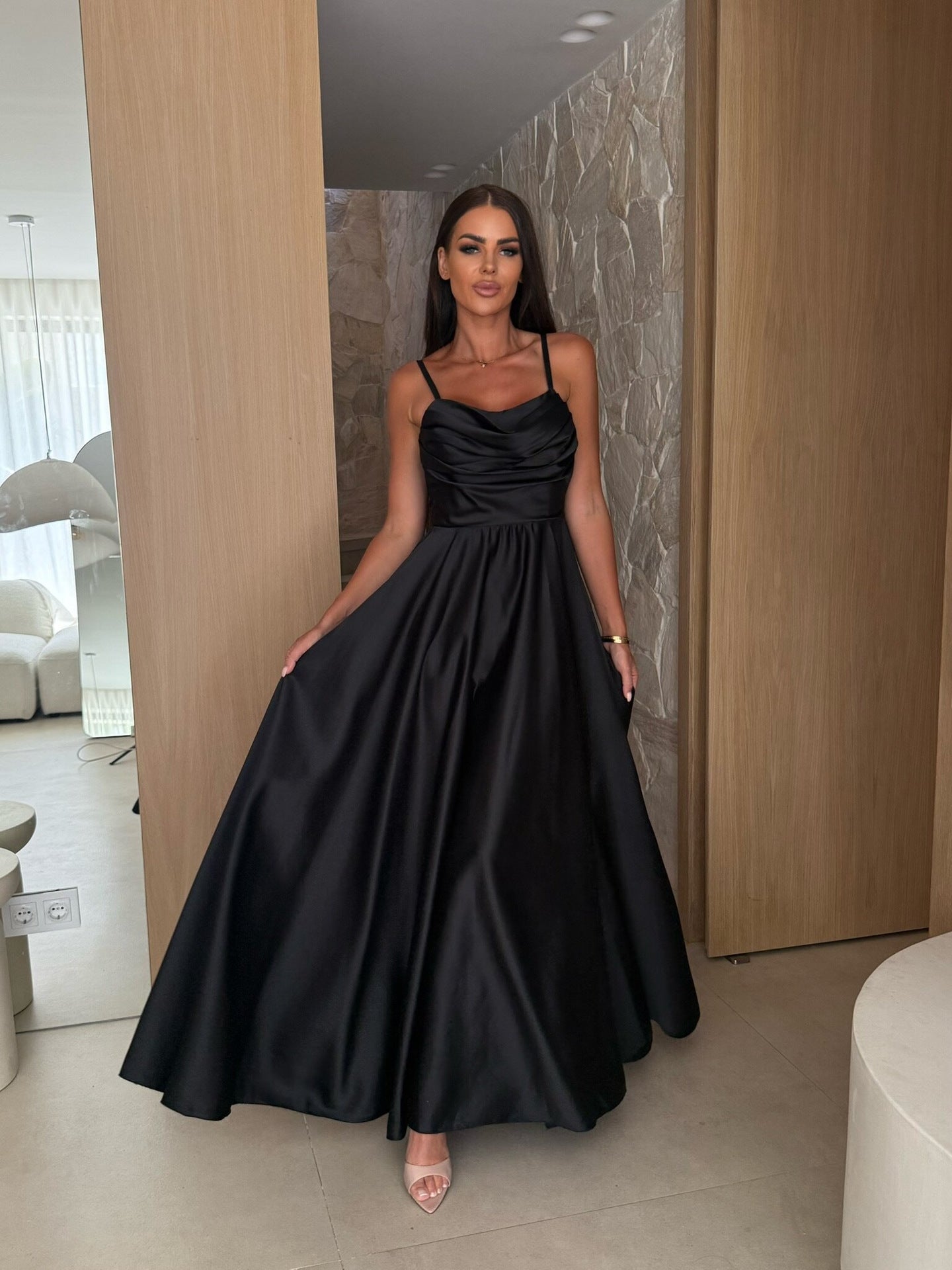 Dame Elegant aftenkjole med dyb udskæring og sidelæg Stilla