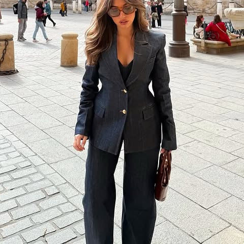 Dame Denim Blazer i elegant snit med dekorative knapdetaljer og praktiske lommer Stilla