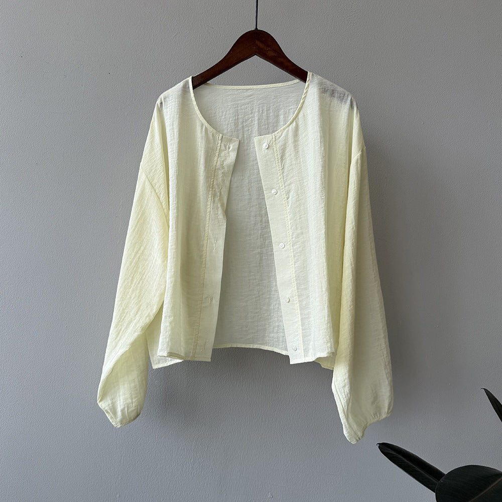 Dame afslappet bluse med knapdetaljer og let stof Stilla