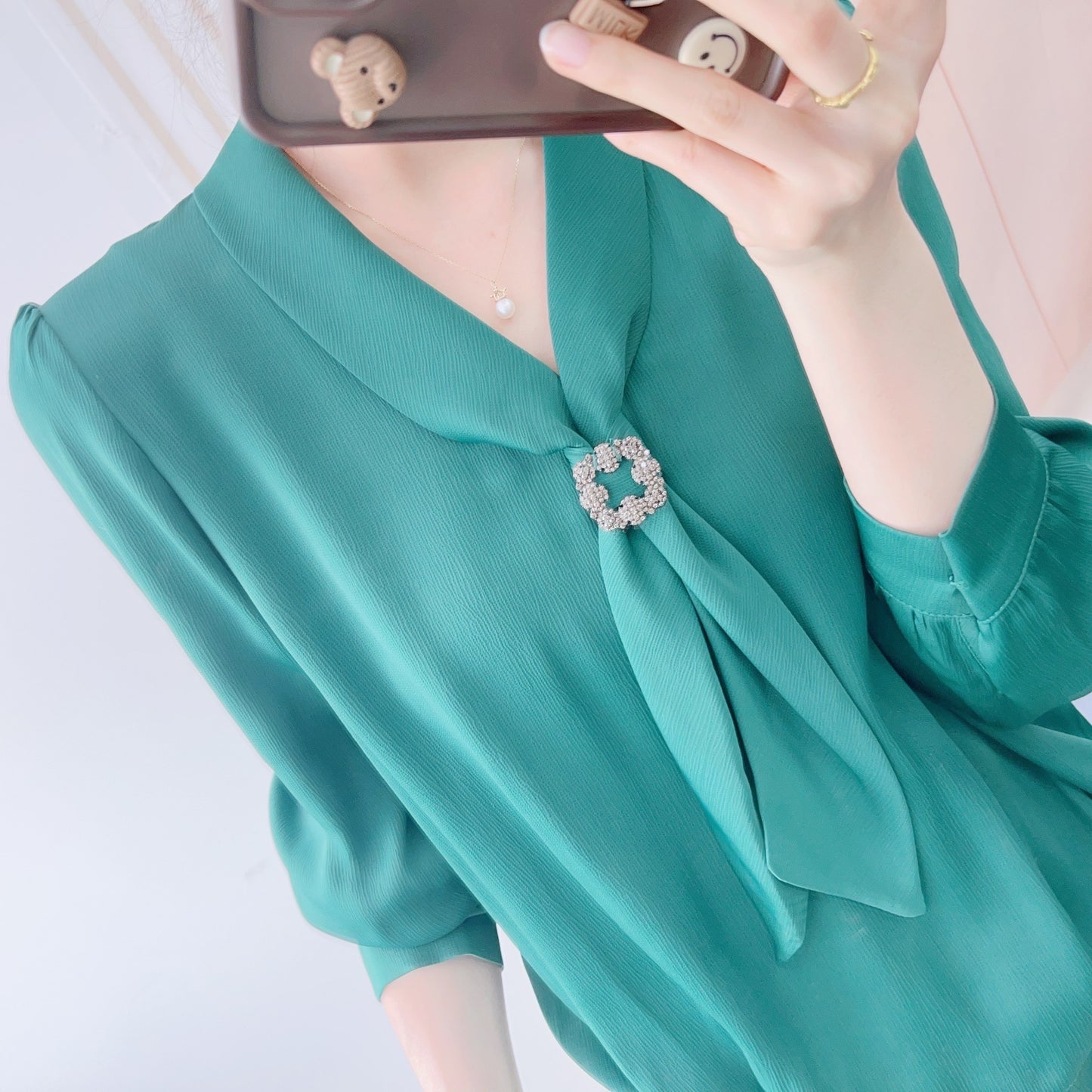 Dame elegant bluse med dekorativ sløjfe-detalje og højkvalitets applikation Stilla