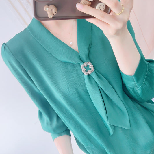 Dame elegant bluse med dekorativ sløjfe-detalje og højkvalitets applikation Stilla