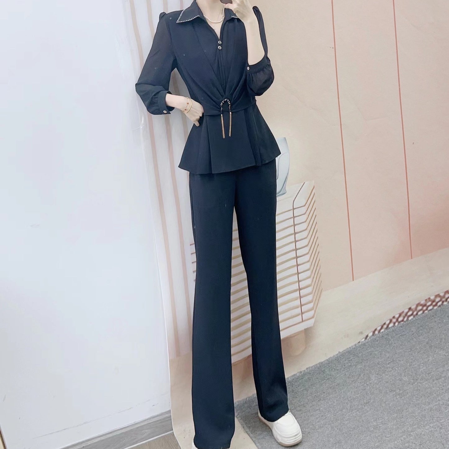 Dame Elegant Blazer-Bukser-Sæt med moderigtigt Taljebælte og kvalitetsstoffer Stilla
