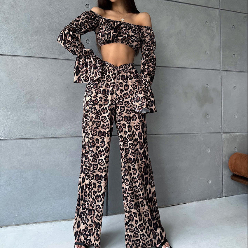 Dame cropped top og brede bukser i dyreprint Stilla