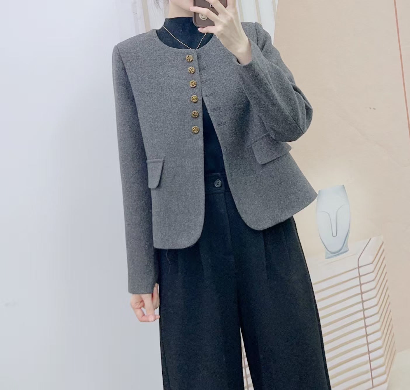 Dame elegant blazerjakke med skinnende knapdetaljer og praktiske lommer Stilla