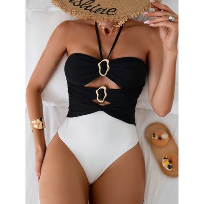 Dame Enkelt Stykke Badetøj med elegant Indpakningsdesign og mode Smykke detaljer Stilla