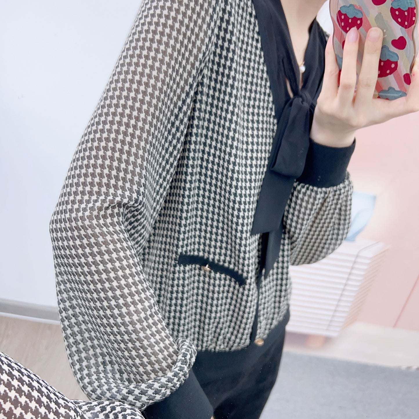 Dame elegant bluse med generøs sløjfekrave og gennemsigtige ærmer Stilla