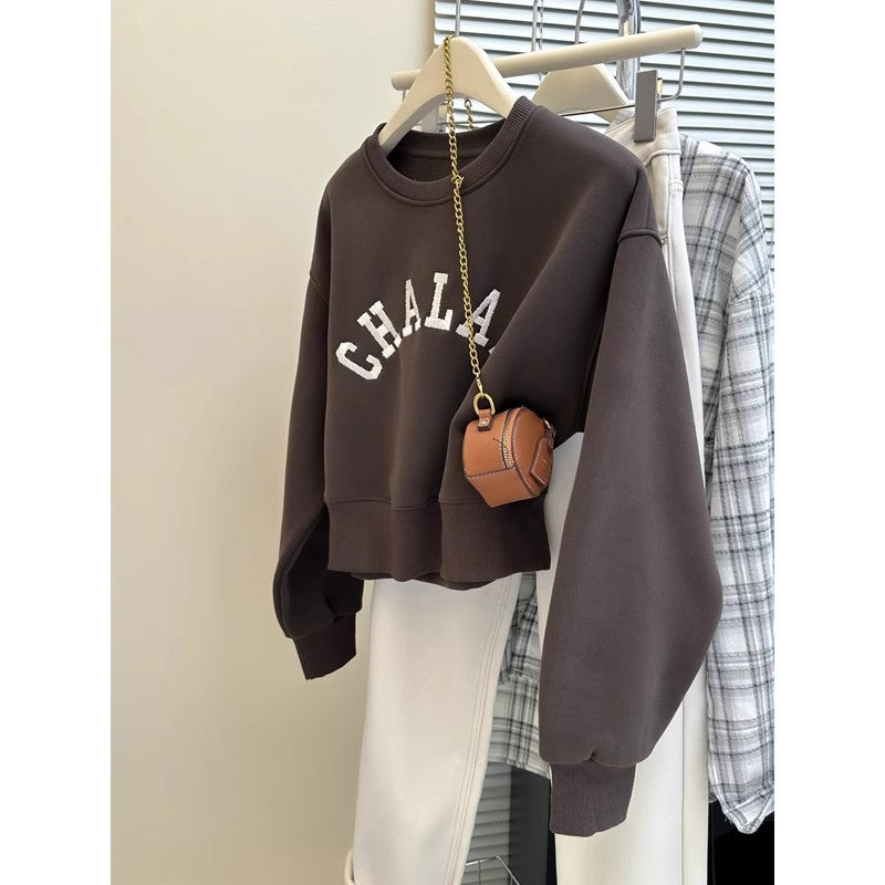 Dame Cropped Graphic Sweatshirt med distressed accenter Stilla