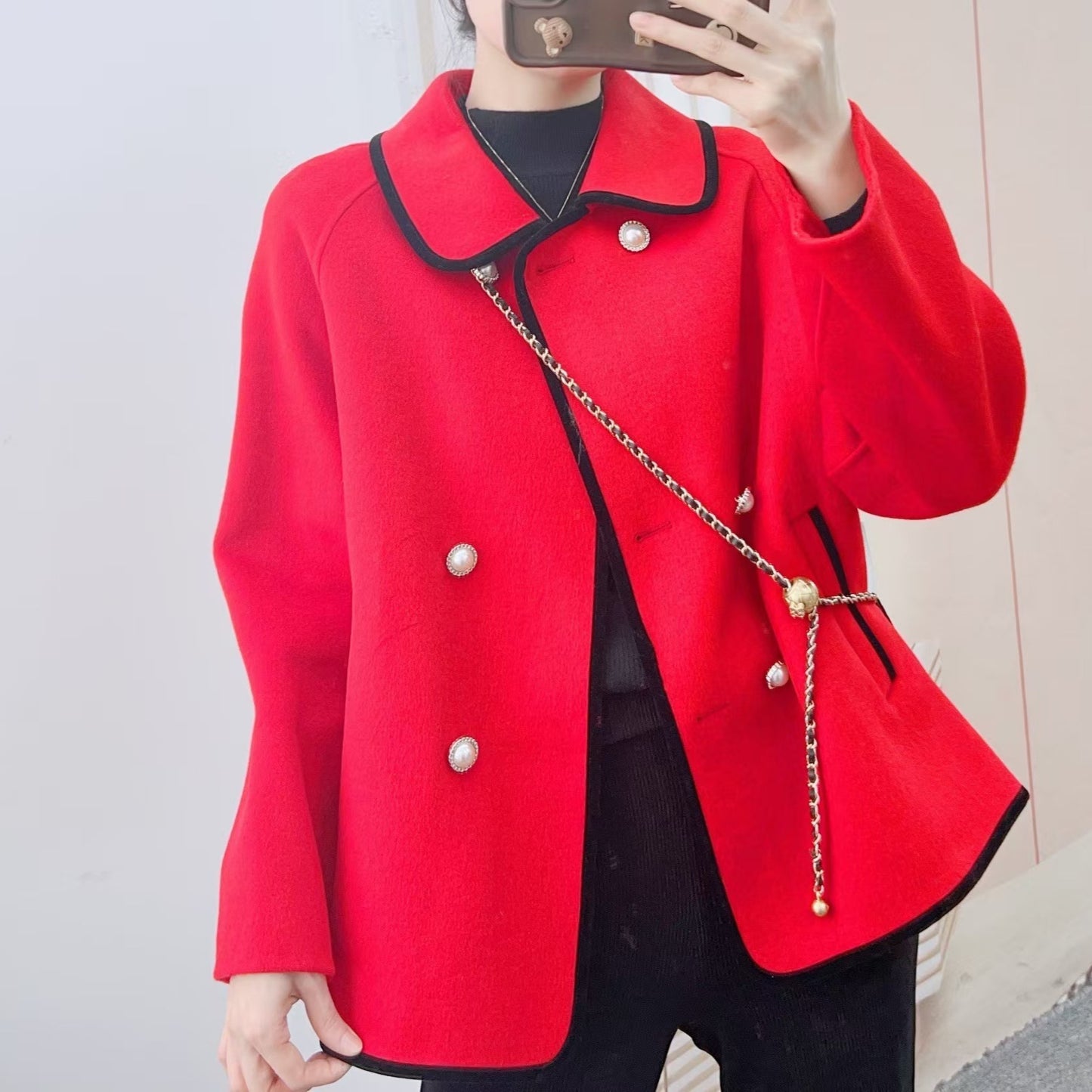 Dame elegant jakke med kontrasterende knapdetaljer og moderigtigt kædehegn Stilla