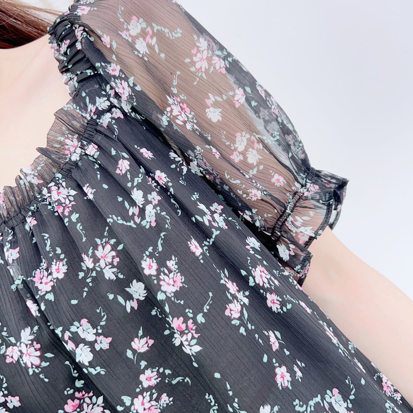 Dame elegant bluse med transparent pufærme og blomsterprint Stilla