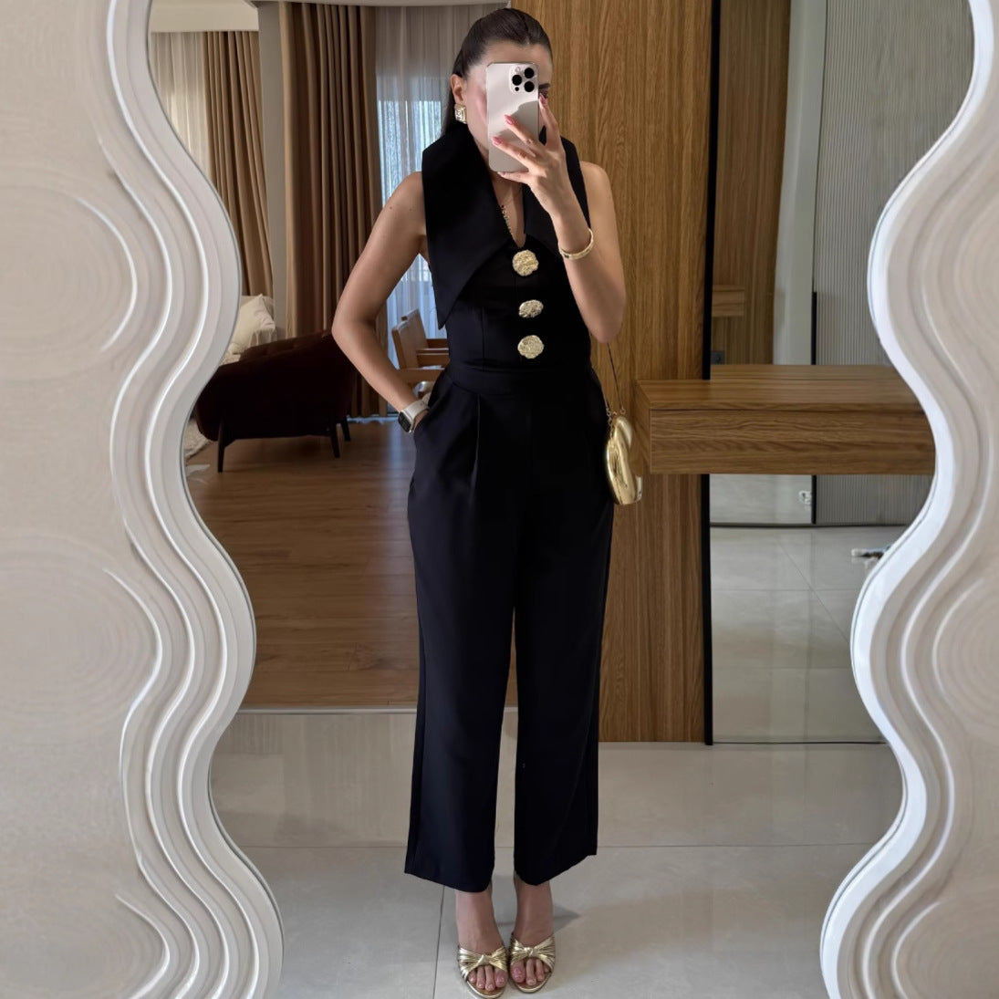 Dame Elegant Jumpsuit med markant Krave og Frontknaplukning Stilla