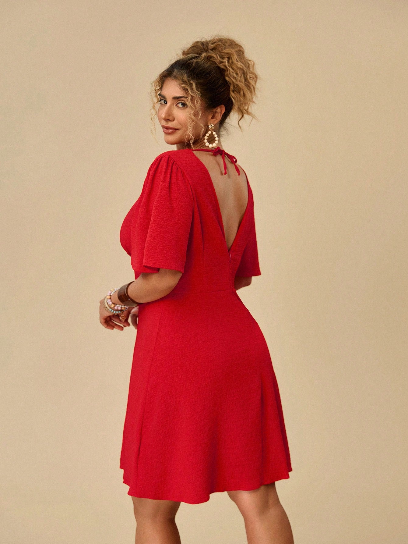 Dame afslappet minikjole med dyb V-udskæring og flydende skørt Stilla