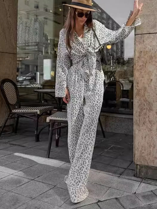 Dame jumpsuit med elegant leopardmønster og tætsiddende bælte Stilla