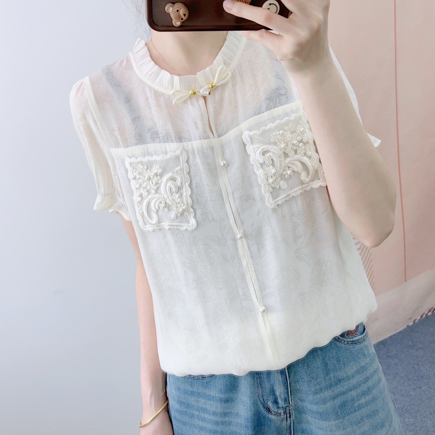 Dame elegant bluse med florale broderier og knapdetalje Stilla