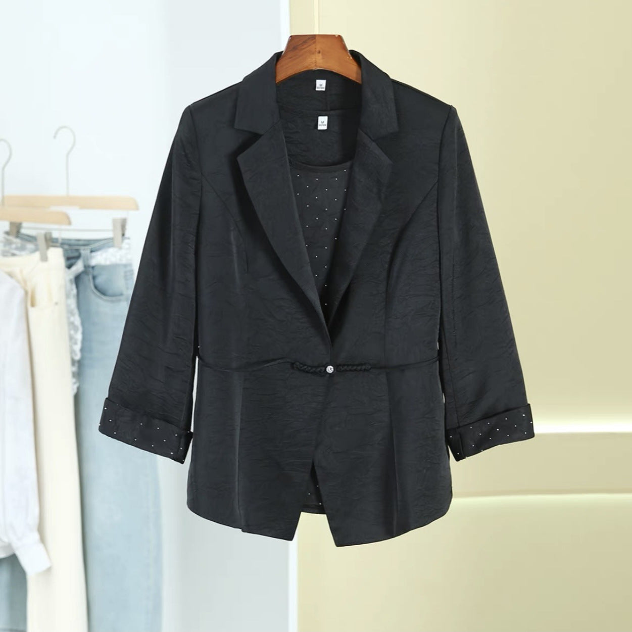 Dame elegant blazer-bukser-kombination i høj kvalitet stof og stilfuldt design Stilla