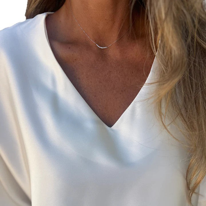 Dame afslappet bluse med dyb V-udskæring og bred pasform Stilla