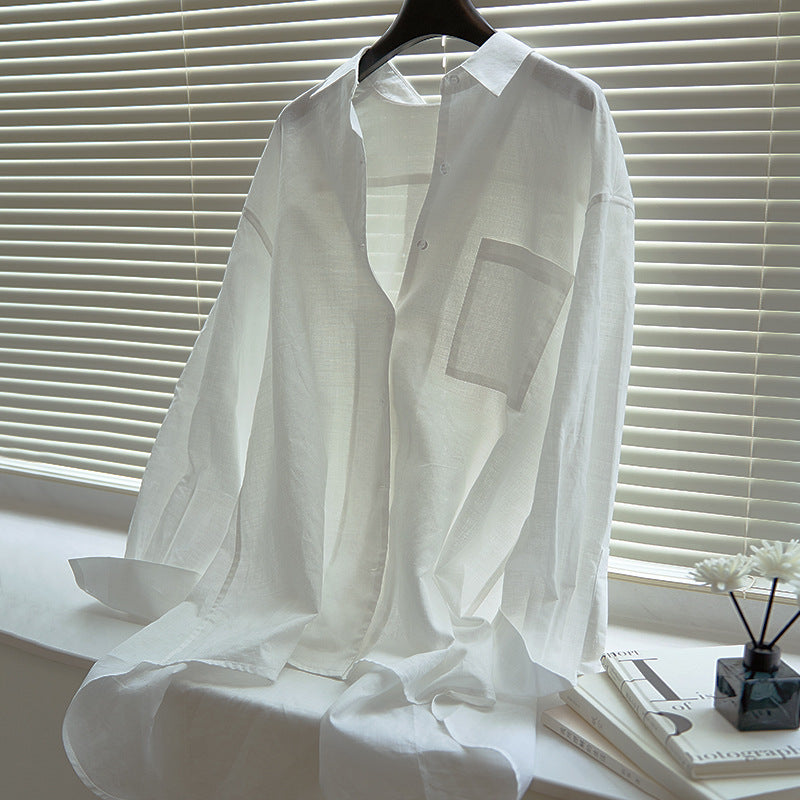 Dame afslappet langærmet bluse lavet af let, åndbart bomuldsstof med elegant brystlomme og moderne snit Stilla