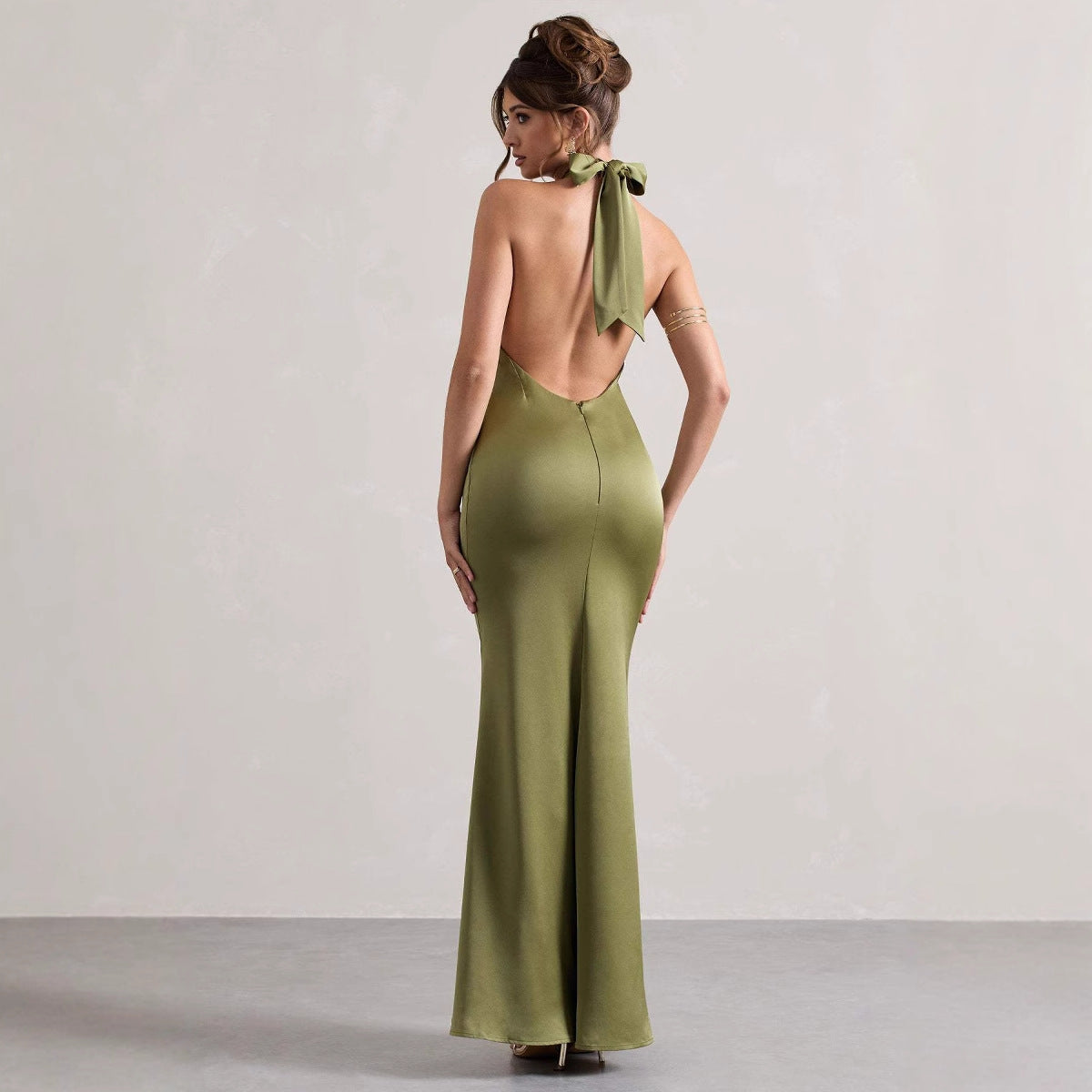 Dame Elegant aftenkjole med asymmetrisk halterneck og figursyet snit Stilla