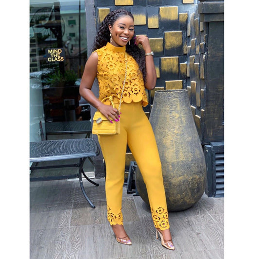 Dame jumpsuit med moderne cut-out-design og elegant ståkrave Stilla
