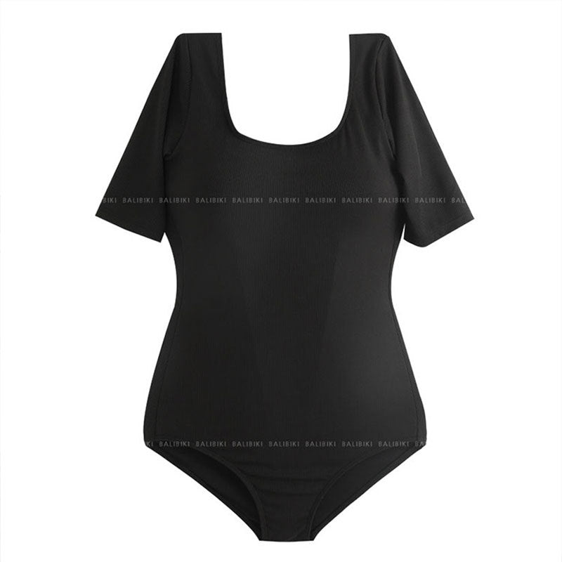 Dame elegant ensfarvet badedragt med halvlange ærmer og smart udskæring Stilla