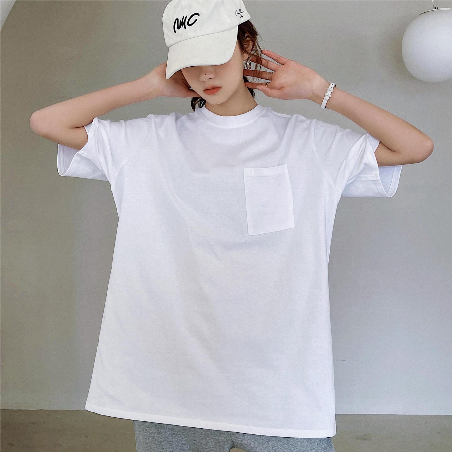 Dame afslappet basis T-shirt med praktisk brystlomme og moderne snit Stilla