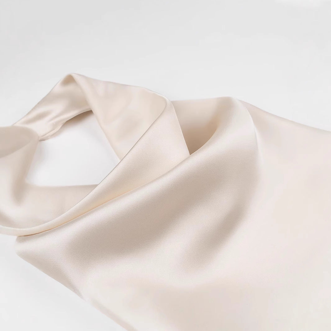 Dame elegant halterneck kjole med yndefuld drapering og blomsterdetalje Stilla