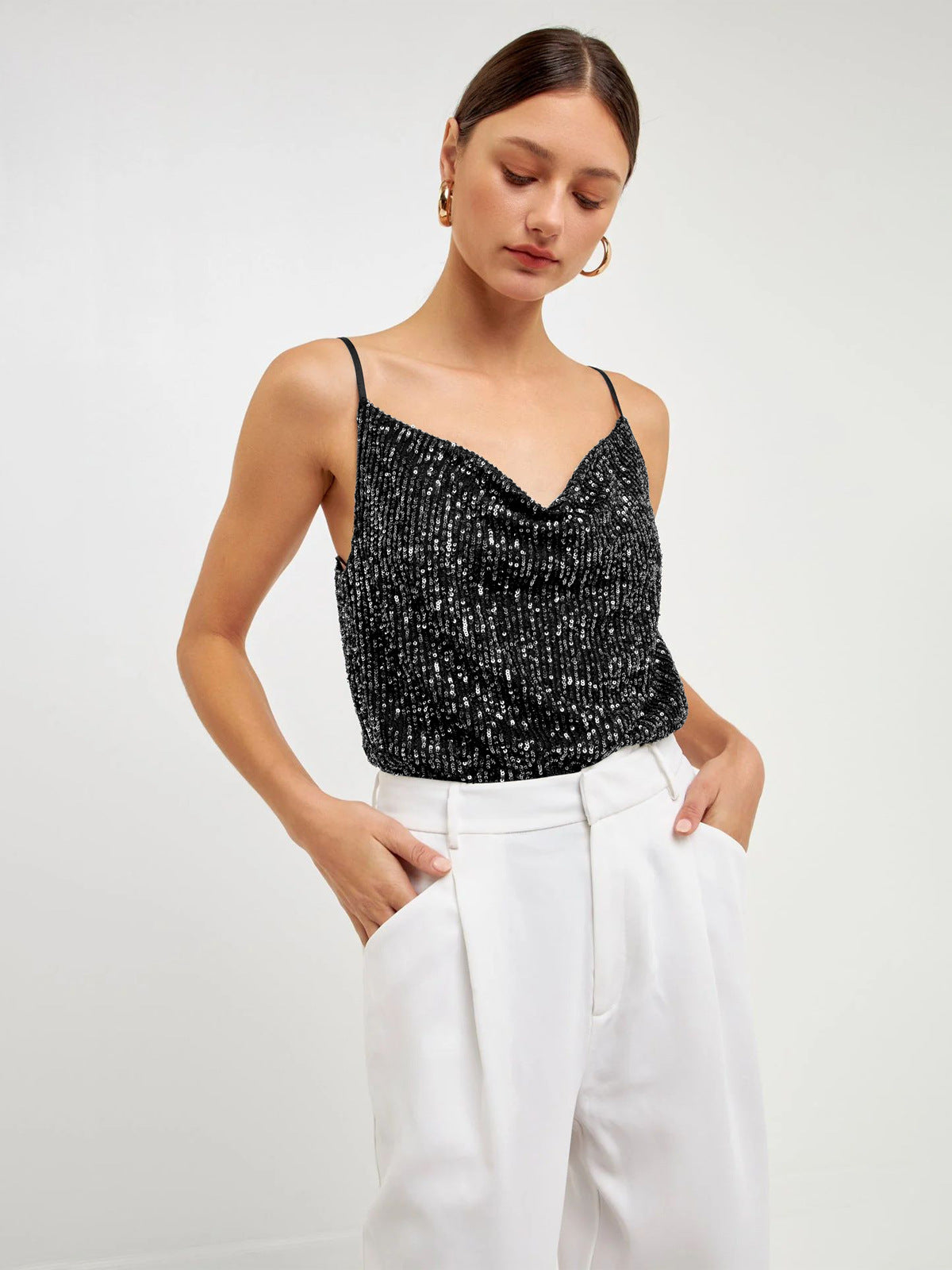 Dame elegant cami-top med skinnende effekt og justerbare stropper Stilla