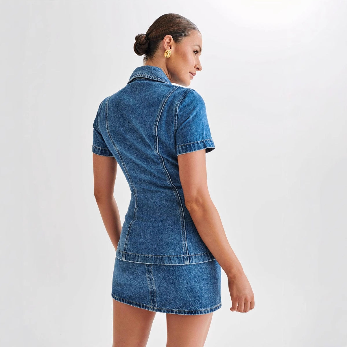 Dame Denim-kjole i moderne skjorte-stil med figursyet snit og korte ærmer Stilla