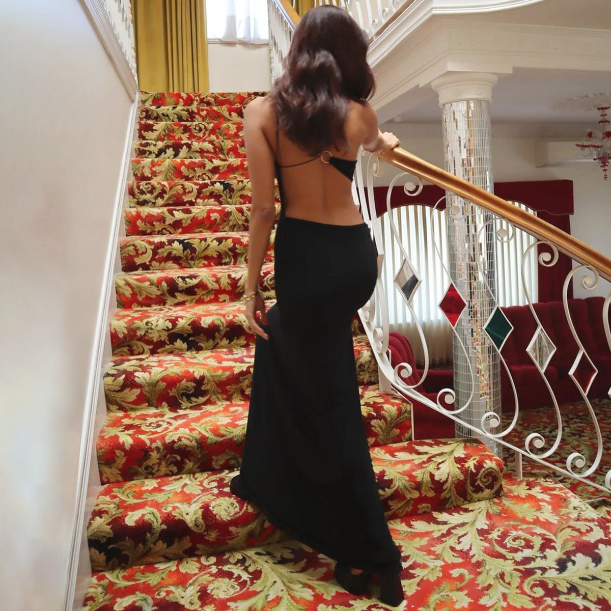 Dame elegant aftenkjole med asymmetrisk udskæring og spidse accenter Stilla