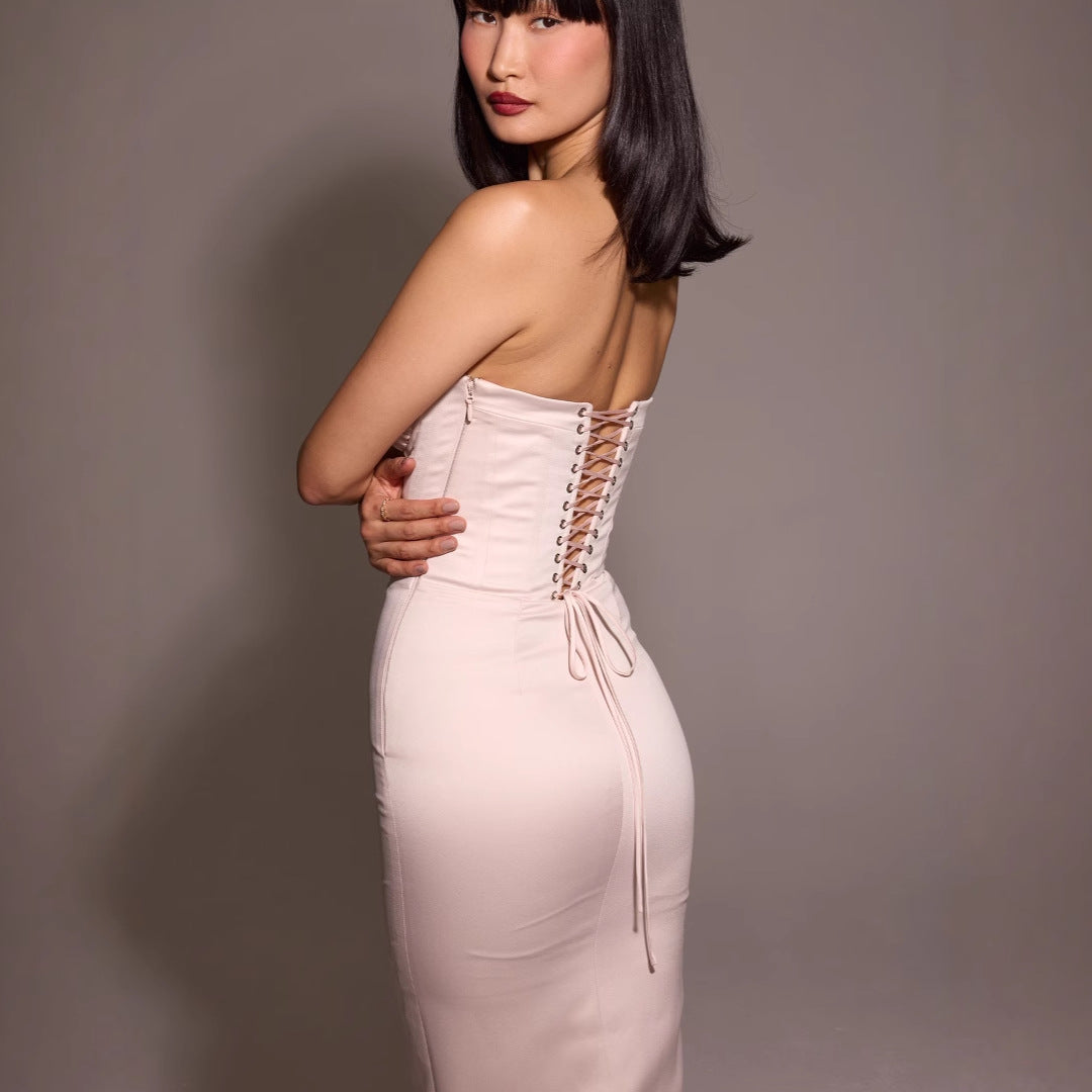 Dame elegant aftenkjole med figursyende korset Stilla