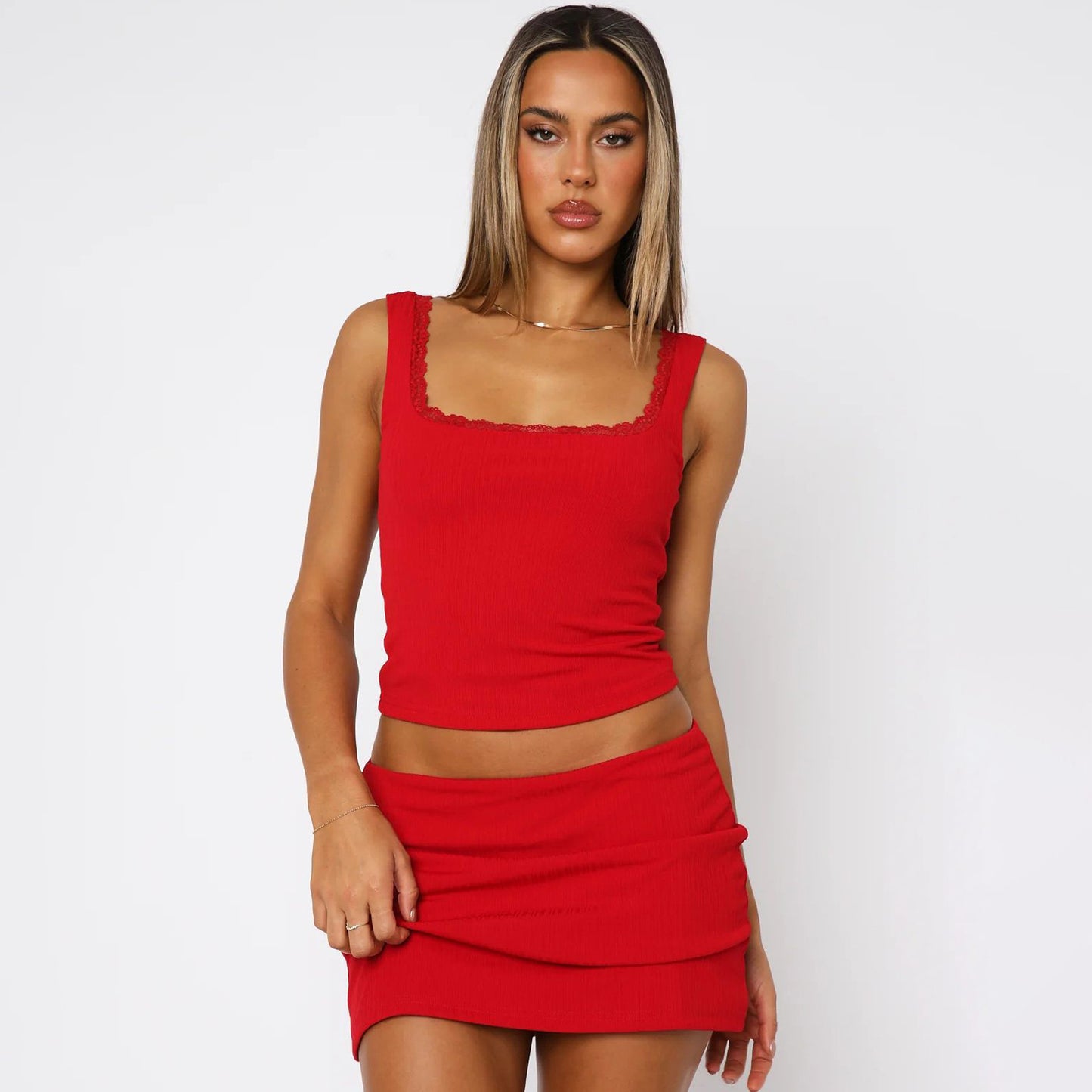 Dame cropped top med fin blondebort og figurvenlig pasform Stilla