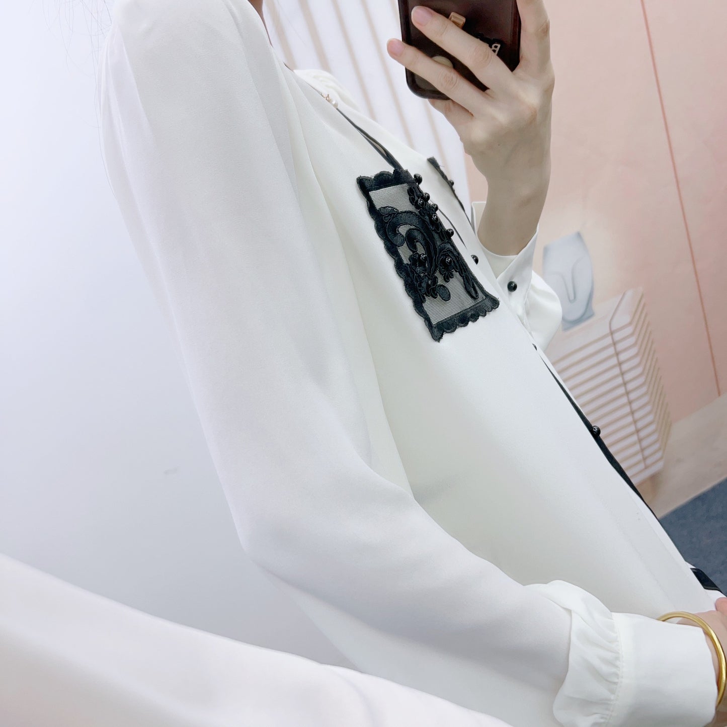 Dame elegant bluse med kunstneriske broderier og V-udskæring Stilla