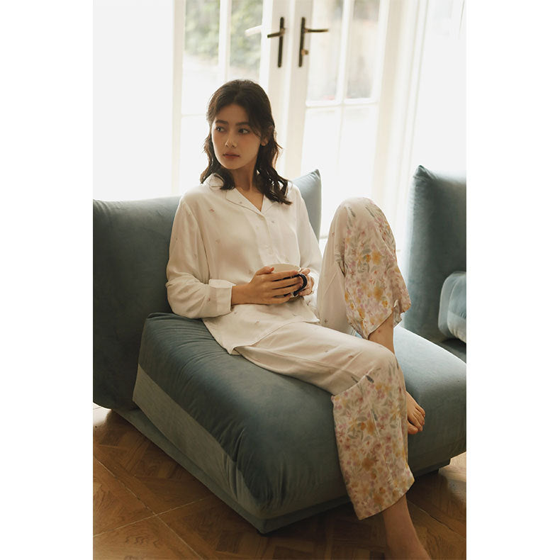 Dame luksuriøst satin pyjamas sæt med elegant knaplukning og floraltryk Stilla