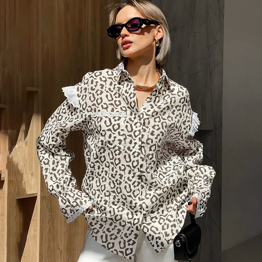 Dame dyreprint bluse med flæser og knapdetaljer Stilla